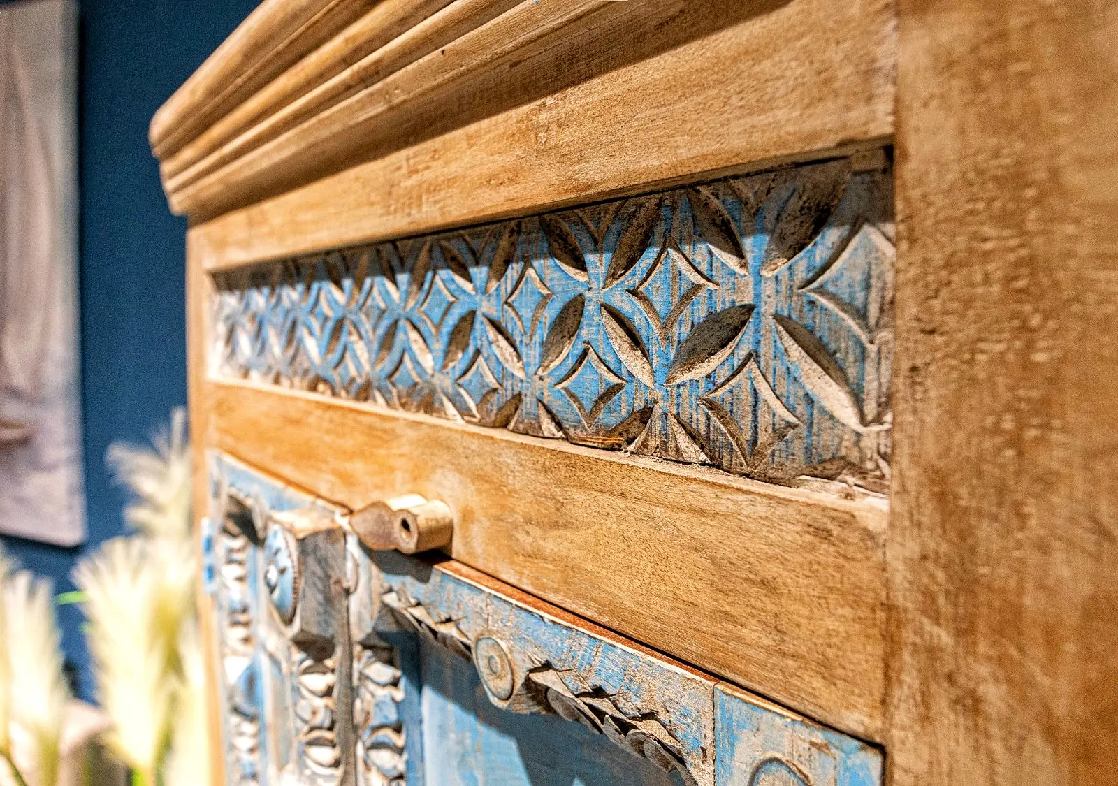 Detalle de mueble de madera tallada en Albir Colonial El Campello