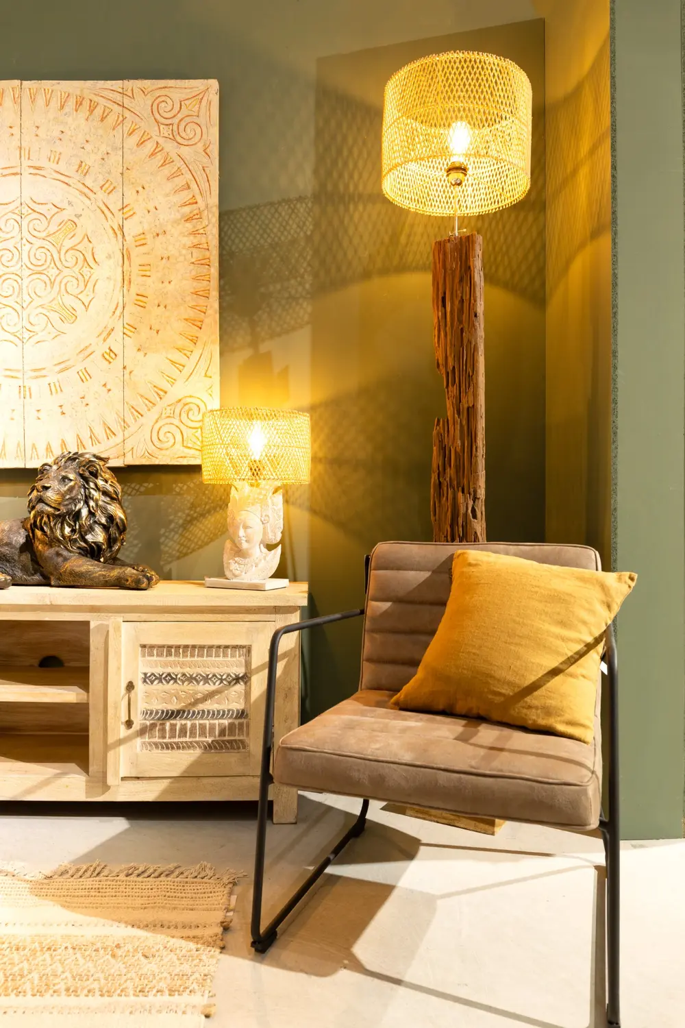 Rincón de lectura con iluminación y muebles en Albir Colonial Finestrat