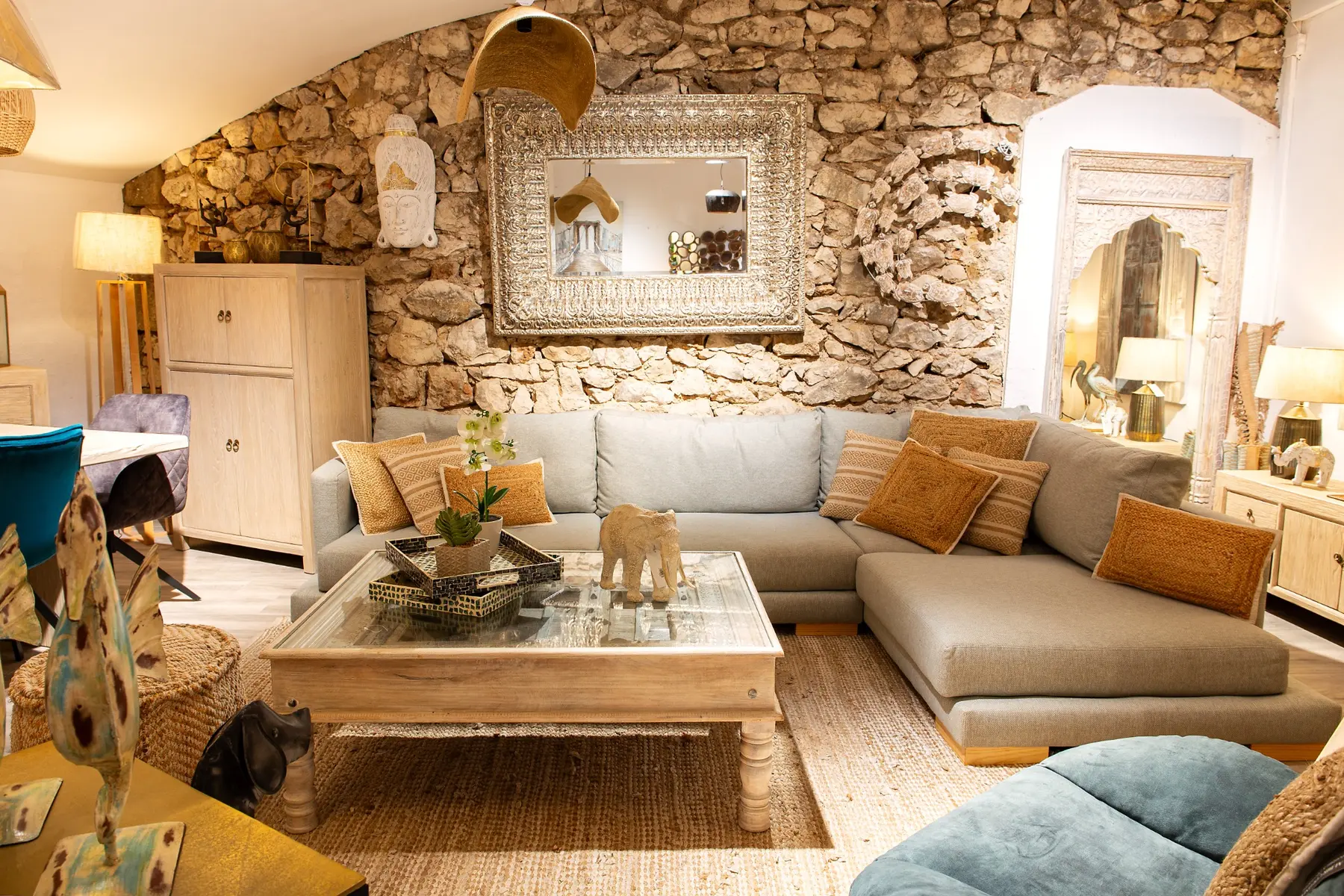 Ambiente de salón con muebles y decoración en Albir Colonial Gata de Gorgos