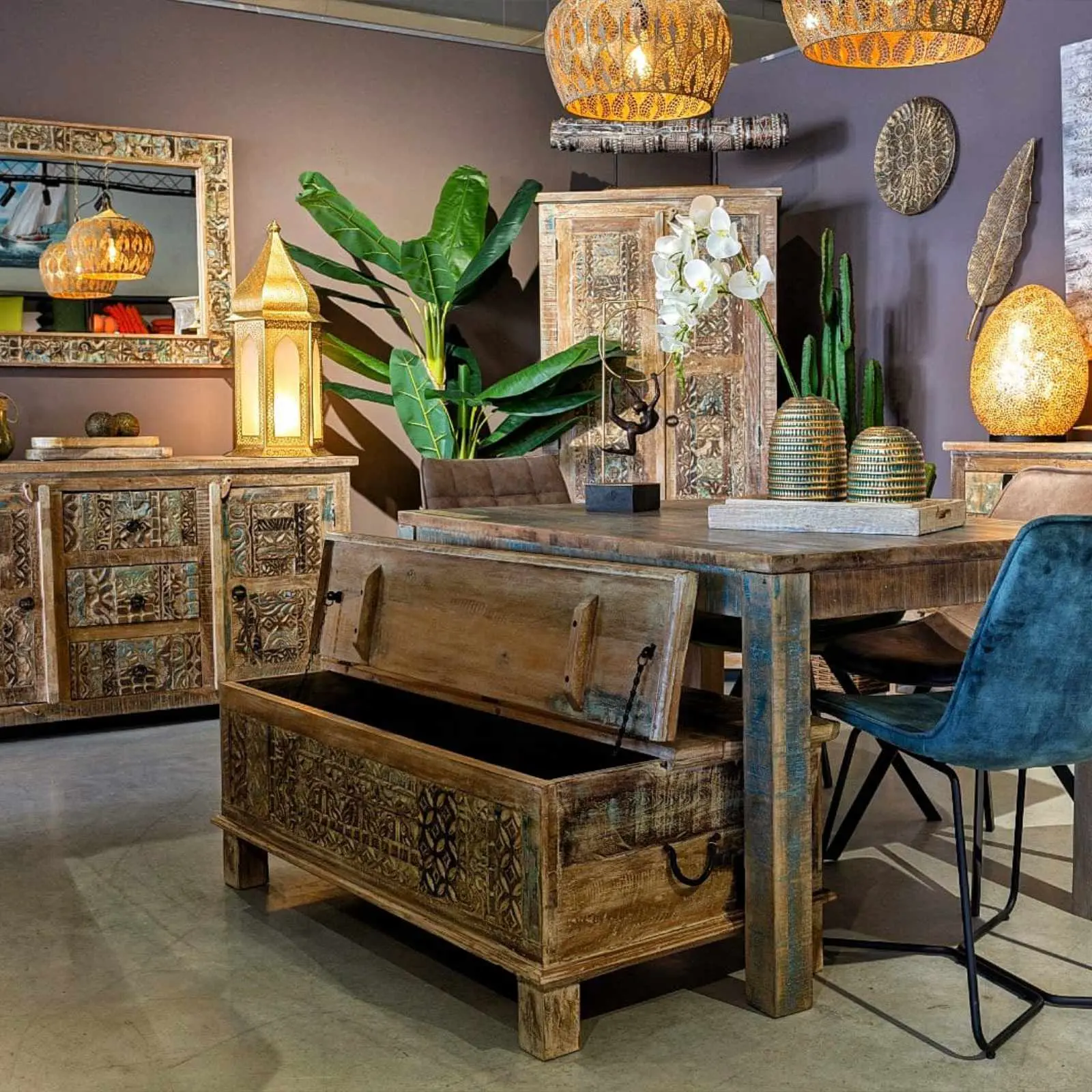 Comedor con muebles artesanales de madera en Albir Colonial