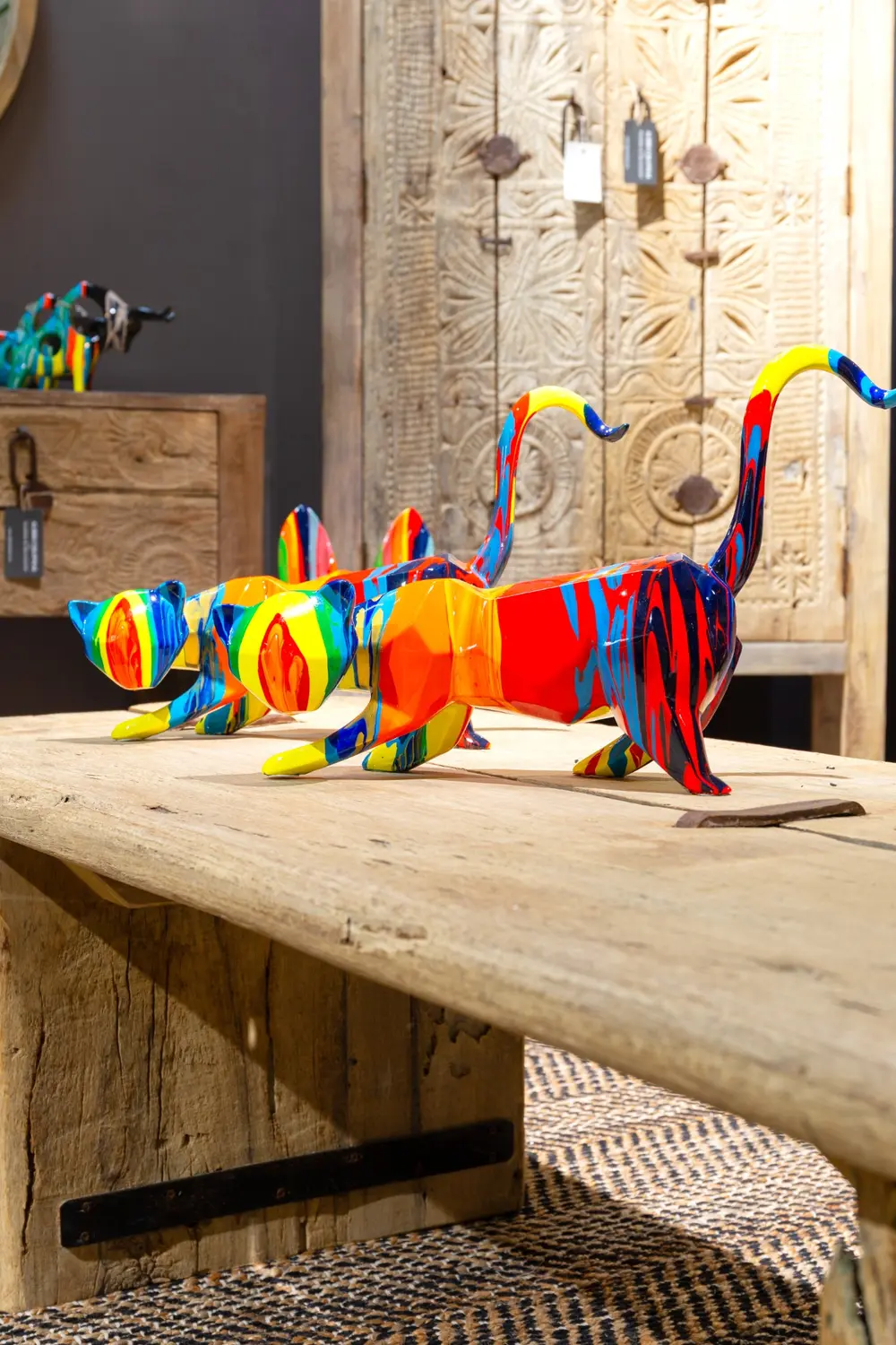 Figuras decorativas de colores sobre mesa de madera en Albir Colonial Jávea