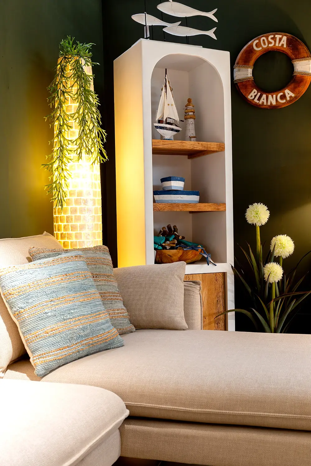 Sofá con cojines y decoración de inspiración costera en Albir Colonial Ondara