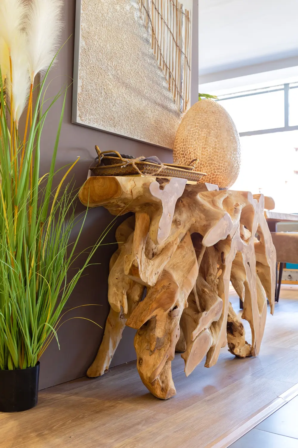 Consola de madera natural y decoración en Albir Colonial Sant Joan