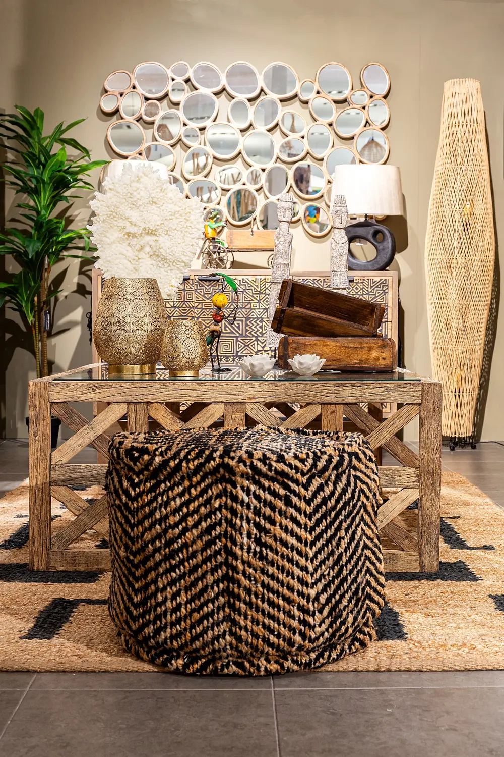 Ambiente con muebles, espejos e iluminación en Albir Colonial Sant Joan